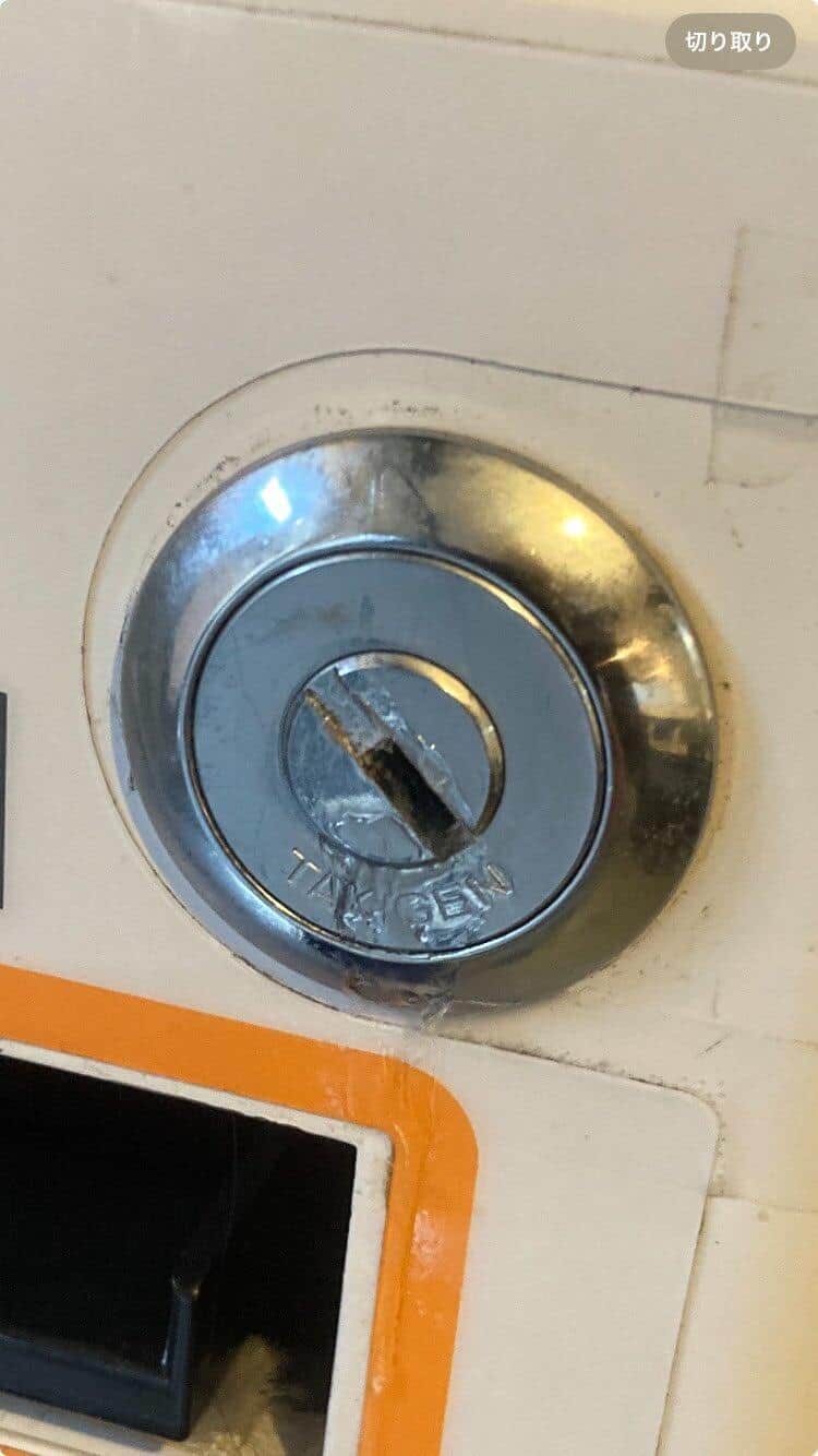 移転先の新しい店舗の券売機も破壊（「めん屋 五坊」店主提供）