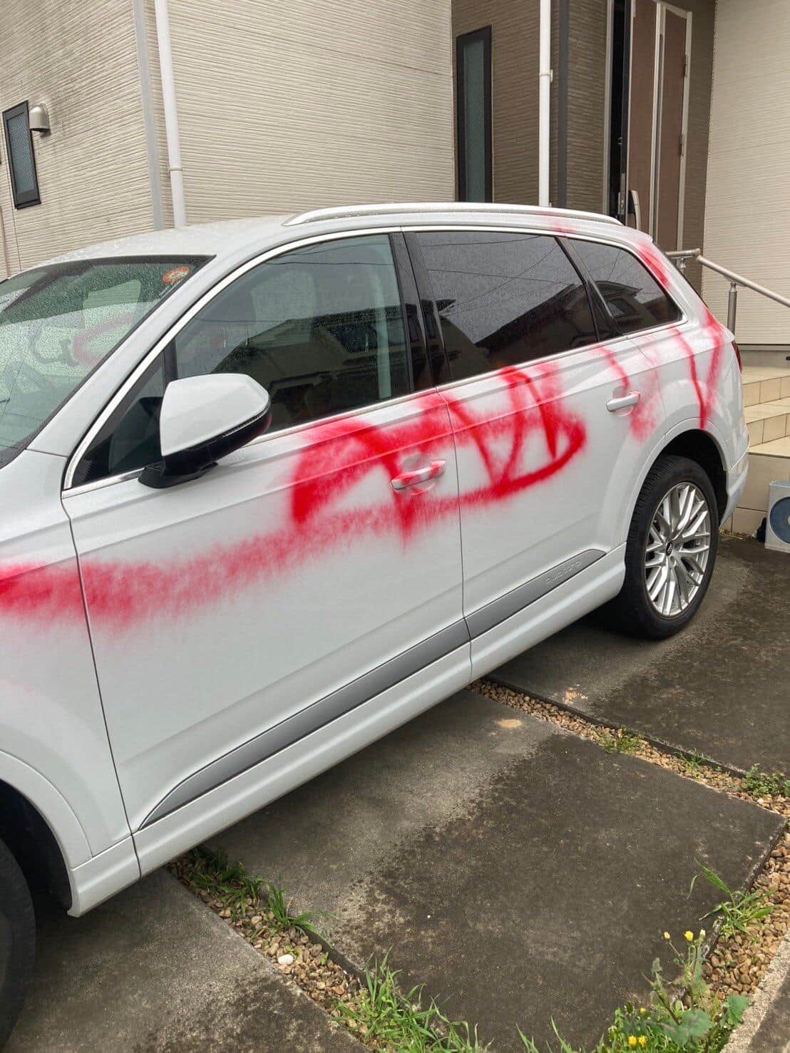 店主の自宅にある車が赤いスプレーで落書き（「めん屋 五坊」店主提供）