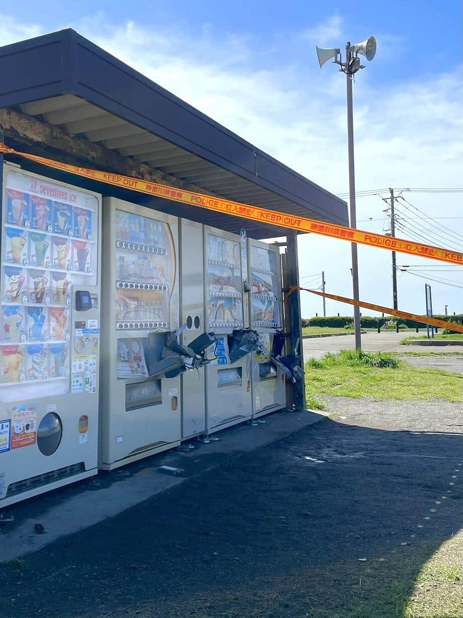 「もう日本じゃない！」自販機3台が無残に破壊　鎌倉海浜公園で窃盗事件、警察が捜査