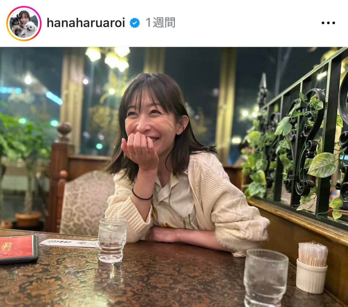 奇跡の44歳・小野真弓、白肌デコルテあらわな赤ドレス姿　「全然変わらない」「若々しくて綺麗です」