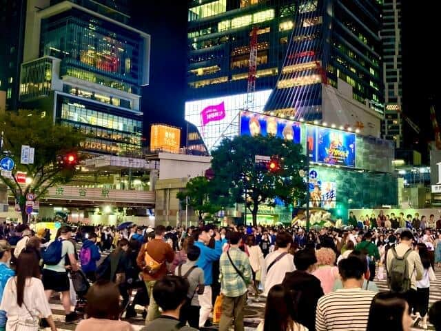 混雑する渋谷スクランブル交差点