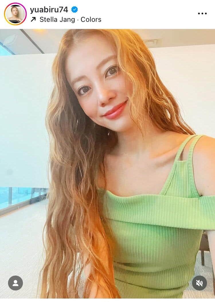 「スタイル神」あびる優38歳、超ミニ丈ショーパン×レインブーツ美脚ショット...ネット悶絶