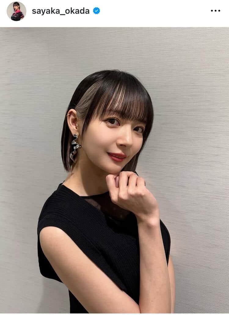 「役満ボディー」岡田紗佳、いつもと雰囲気ガラリ...パンツスタイル私服　上目遣いにドキッ