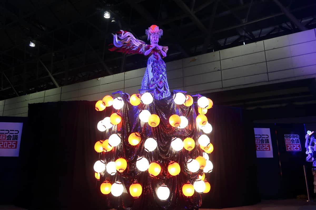 最初は衣装が閉じた状態でパフォーマンス。この後、やぐら部分が大きく開いた