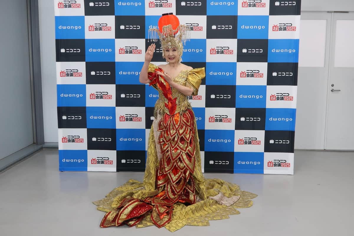 パフォーマンス後に報道陣の取材に応じる小林幸子さん