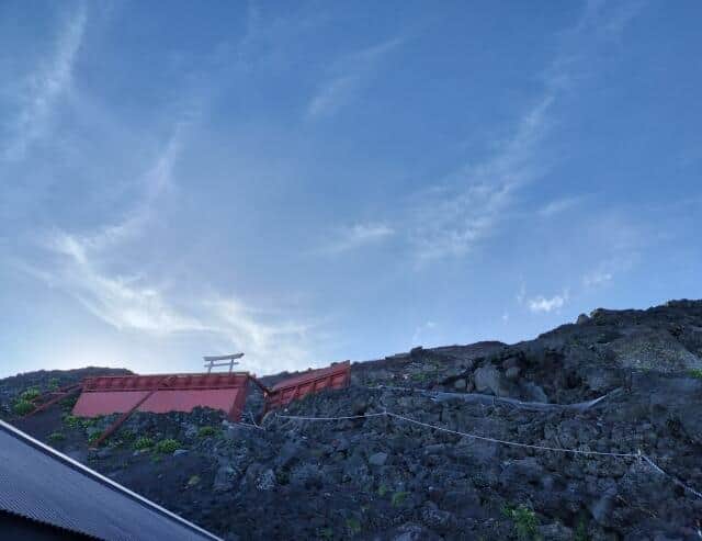 富士山六合目から山頂までは、急な岩場の登りが続くという