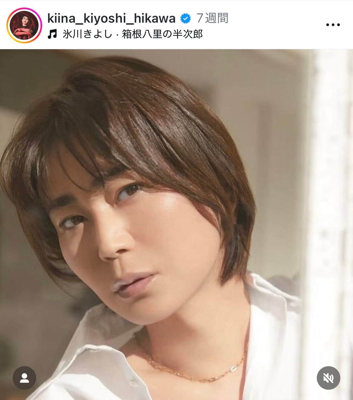 氷川きよし、真っ赤な愛車×ブルーのスーツの鮮烈ショットがもはや芸術「車は一生、赤が良い」