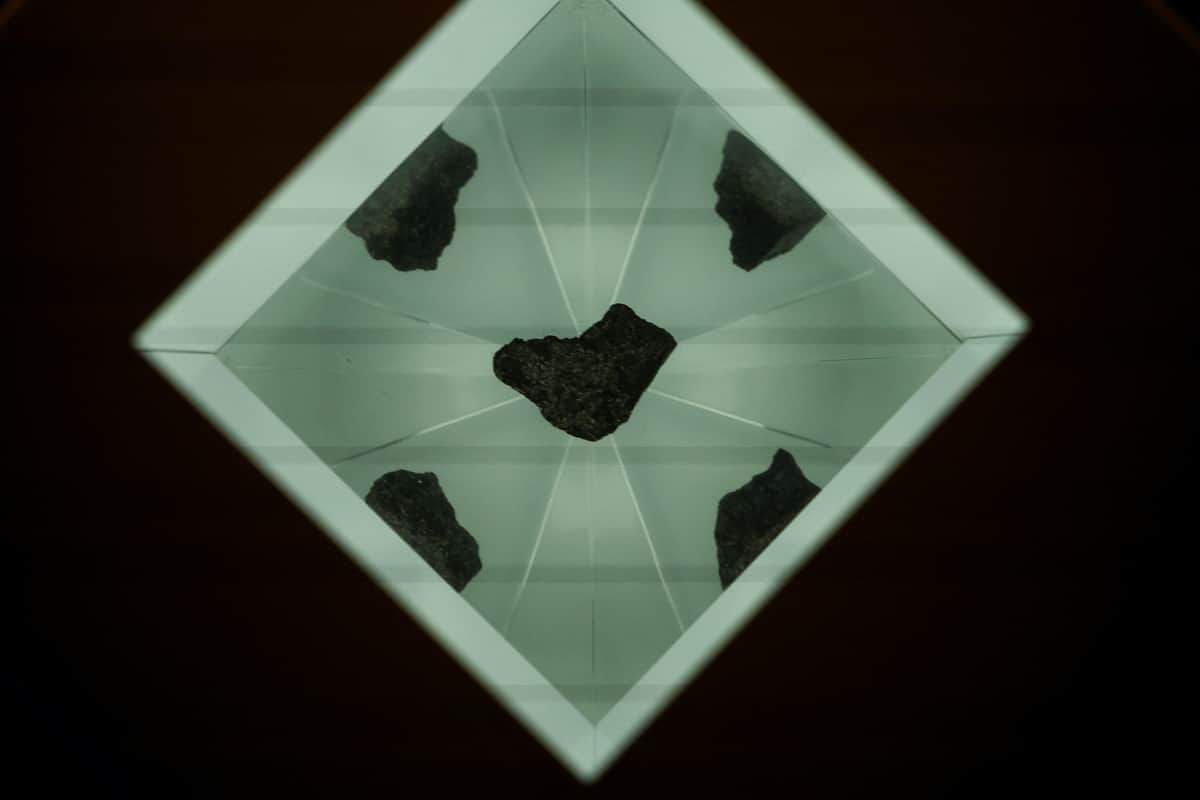 2025年の万博で展示されている「月の石」。重さは118グラムだ（写真：ロイター/アフロ）