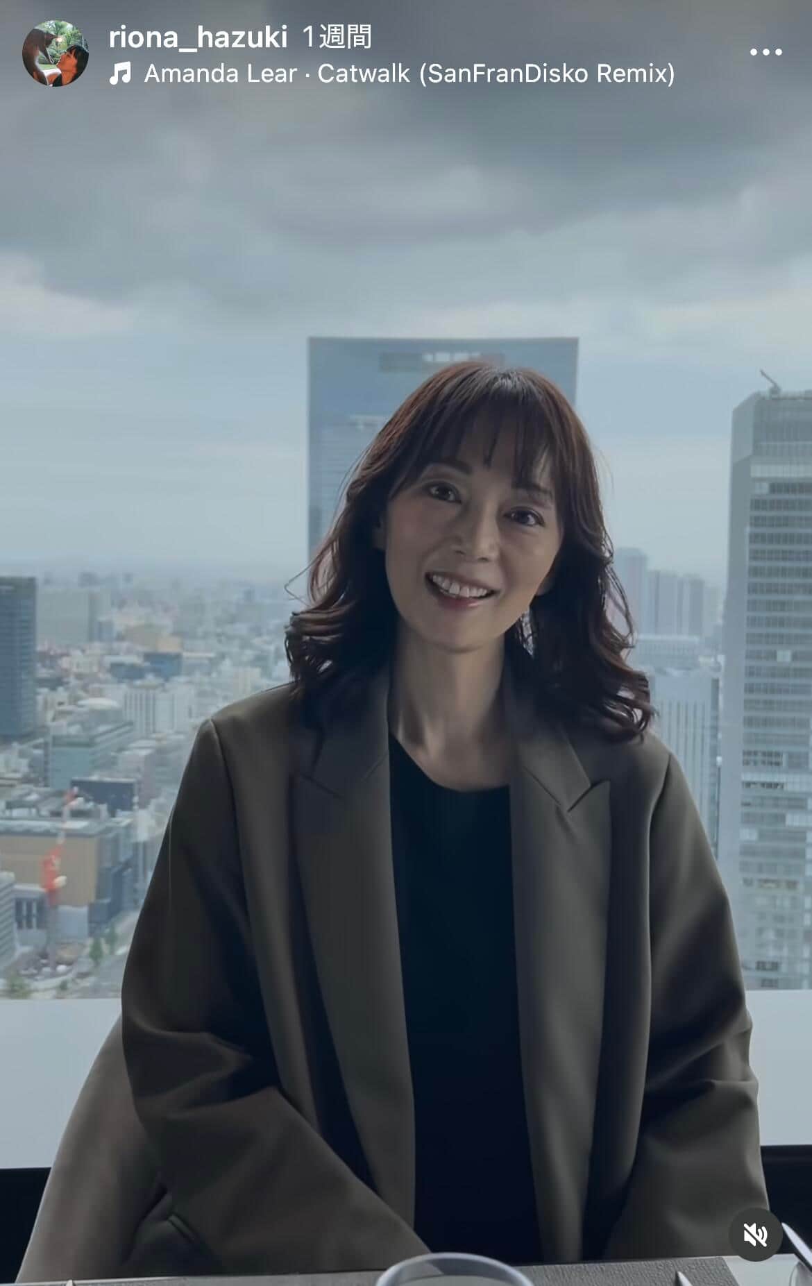 葉月里緒奈49歳、ぜんぜん変わらぬ美しさ...ビール片手に笑顔で乾杯　「ほんとお綺麗」「素敵な笑顔」