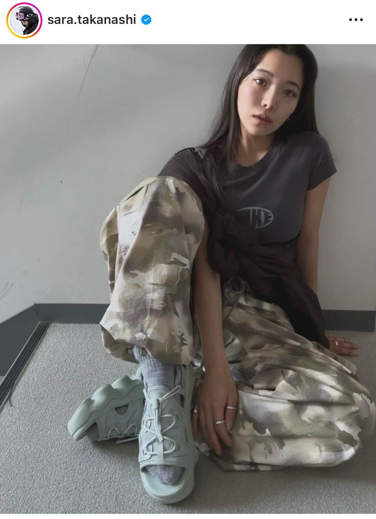 迷彩パンツ姿の高梨（本人インスタグラムより）