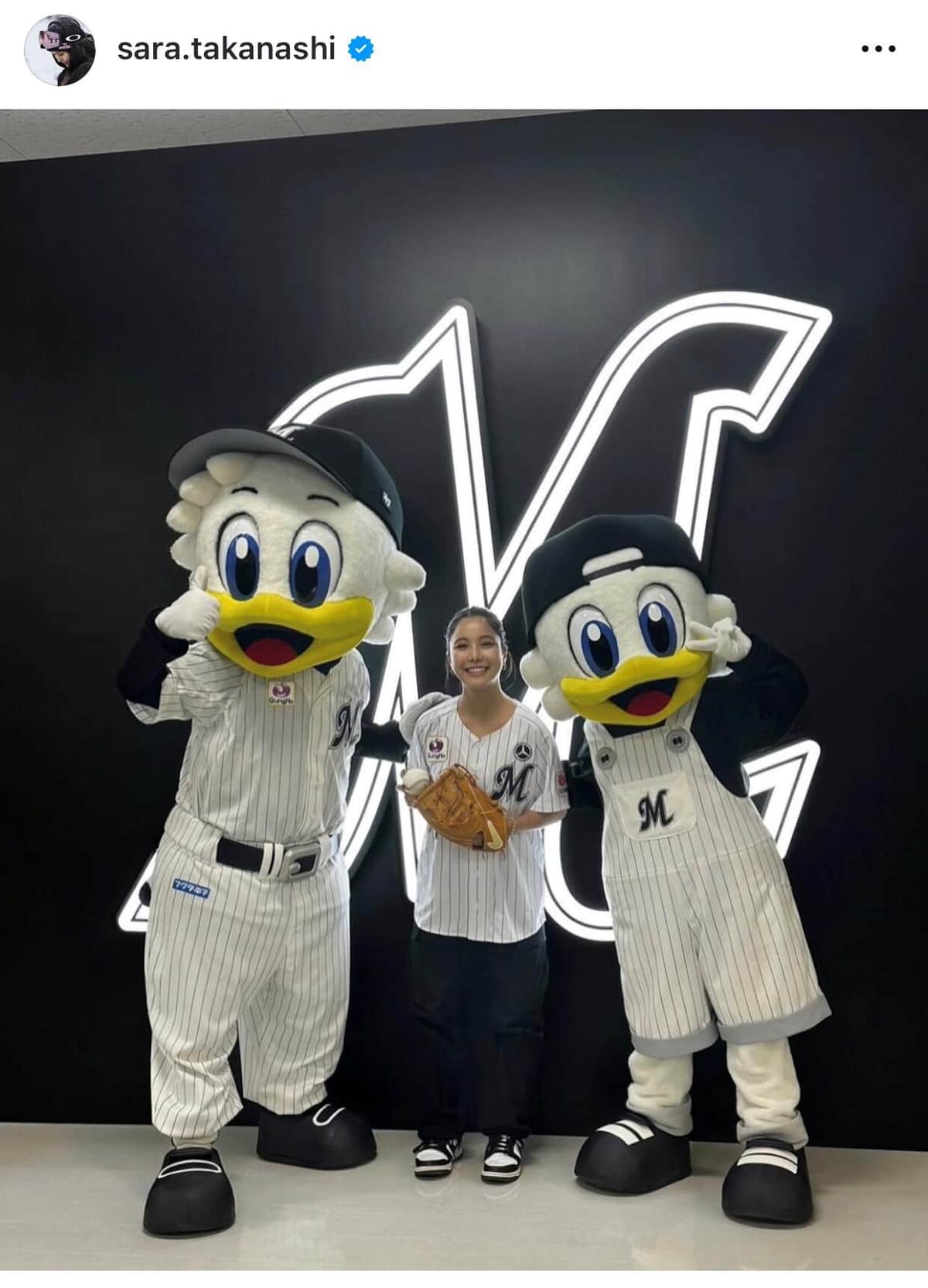 始球式に臨む高梨（本人インスタグラムより）