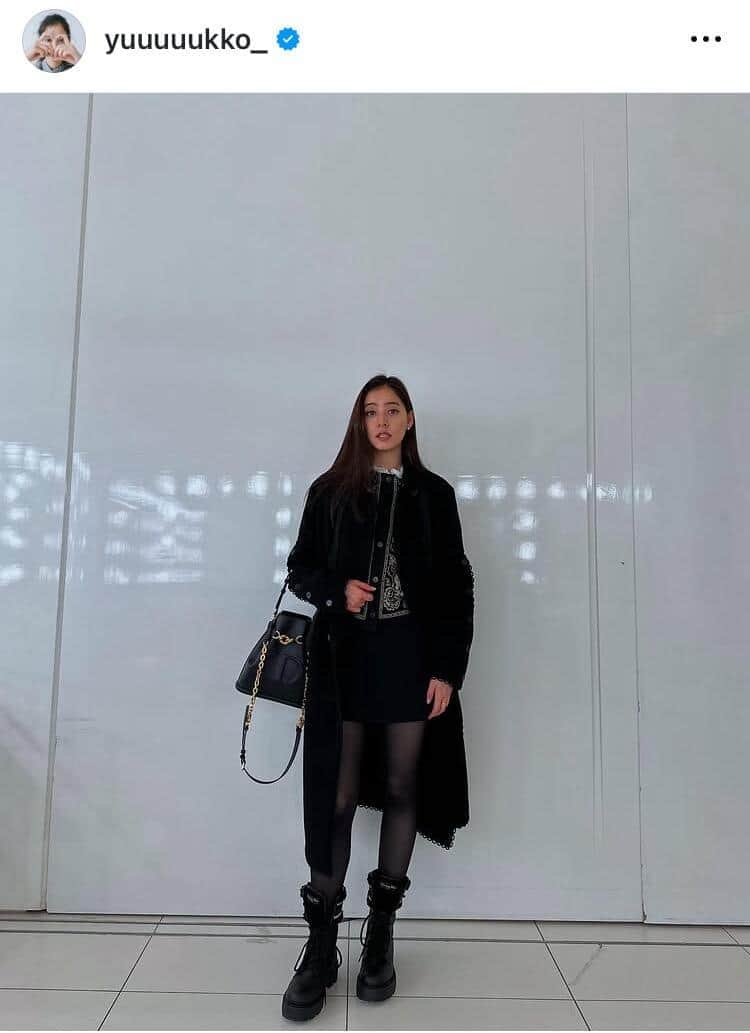 「もはや神」新木優子、美脚すらりデニムのミニスカ姿　髪をかきあげ笑顔全開「スタイル良すぎ！」