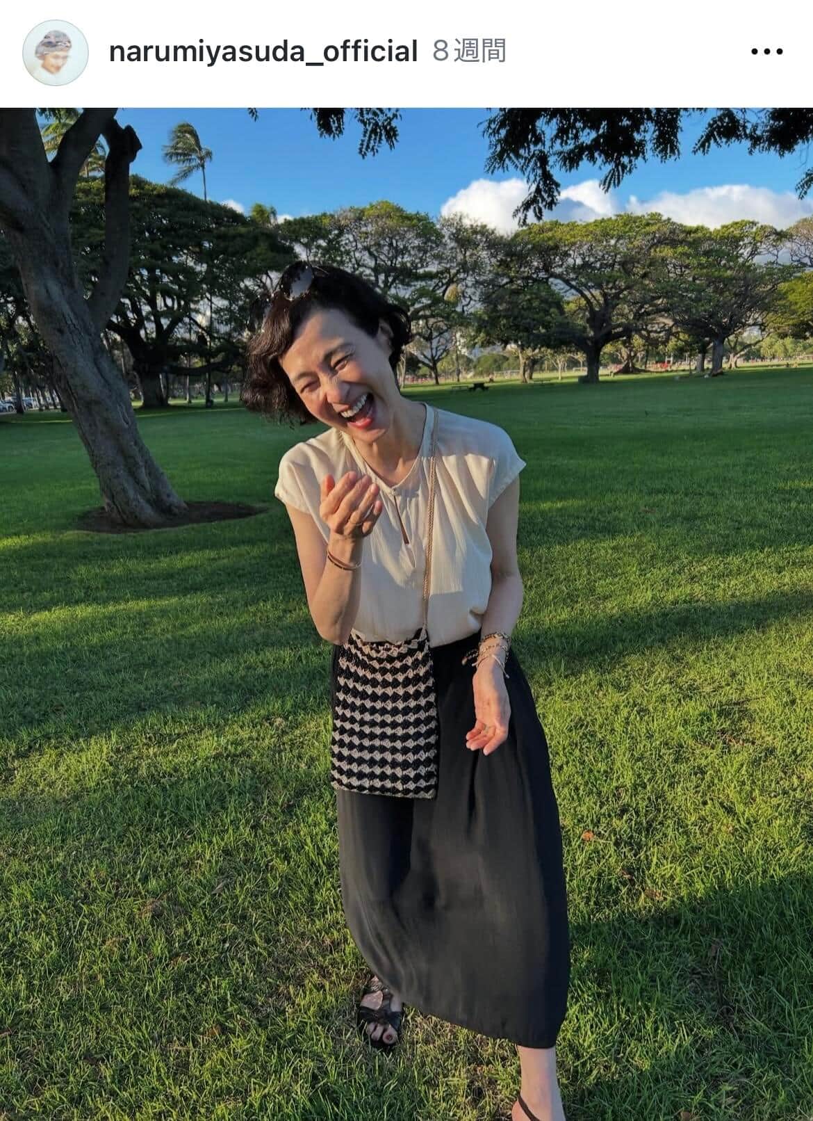 「薔薇より美しい」安田成美58歳、大人のキュートさ全開　育てたバラを披露「憧れです」ファン歓喜