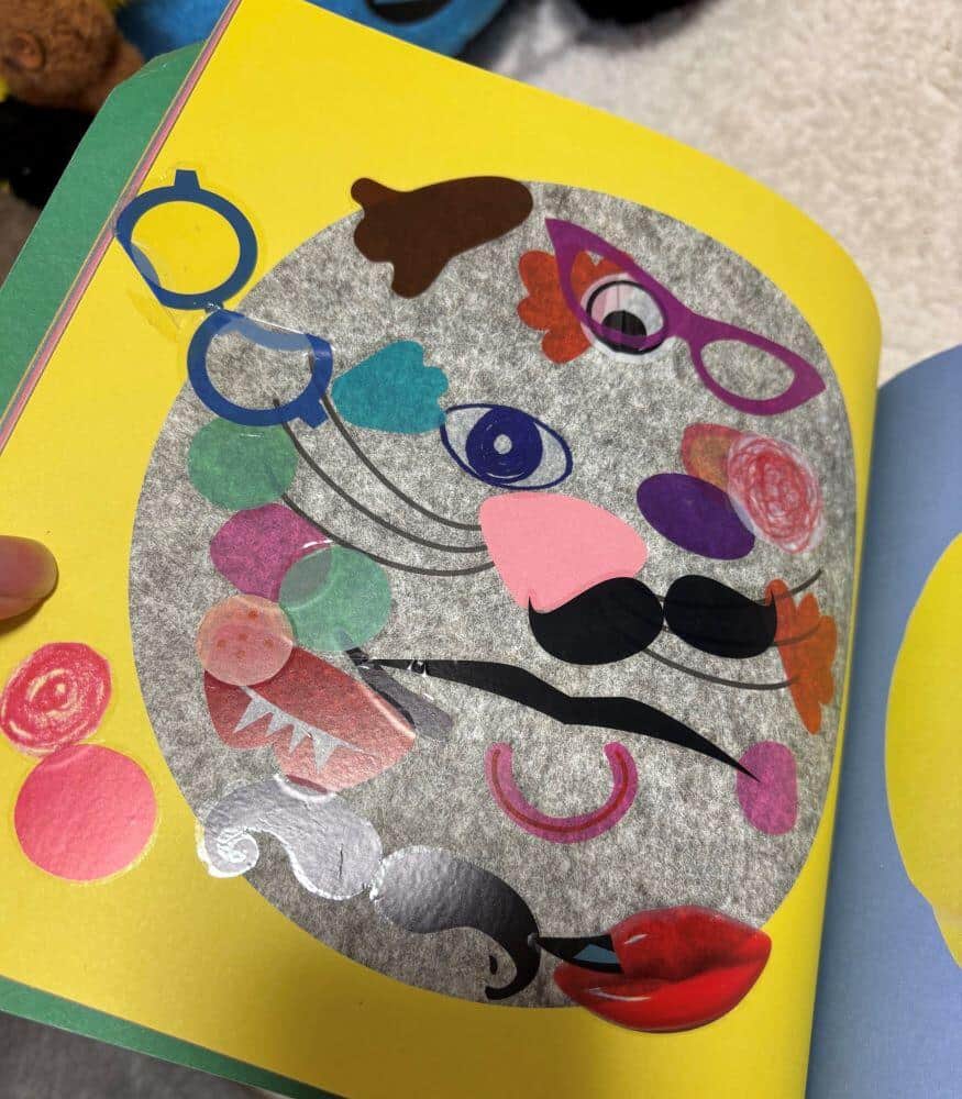 Xユーザー・ねたろう（＠srj_mama）さんの娘が遊んだ「フライングタイガー」の歴代シールブック。本人提供