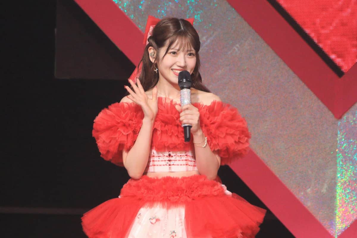 卒業ドレスに身を包んで笑顔を見せる村山彩希さん