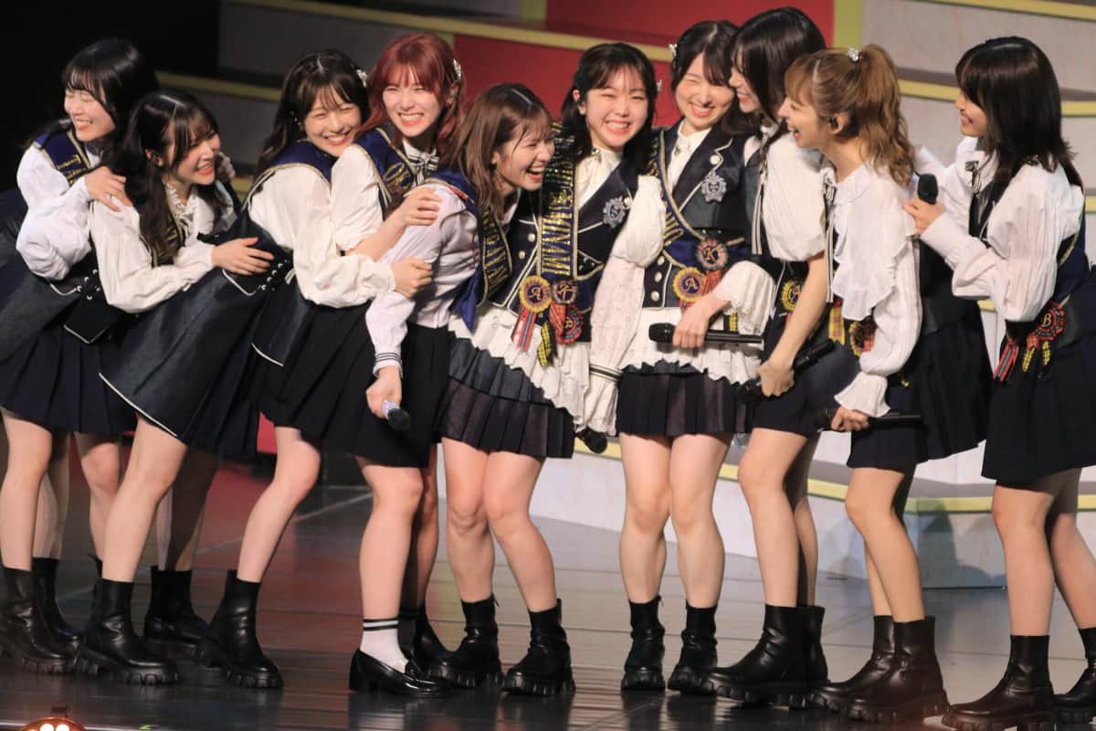 卒業生の峯岸みなみさん（中央）も駆け付けた