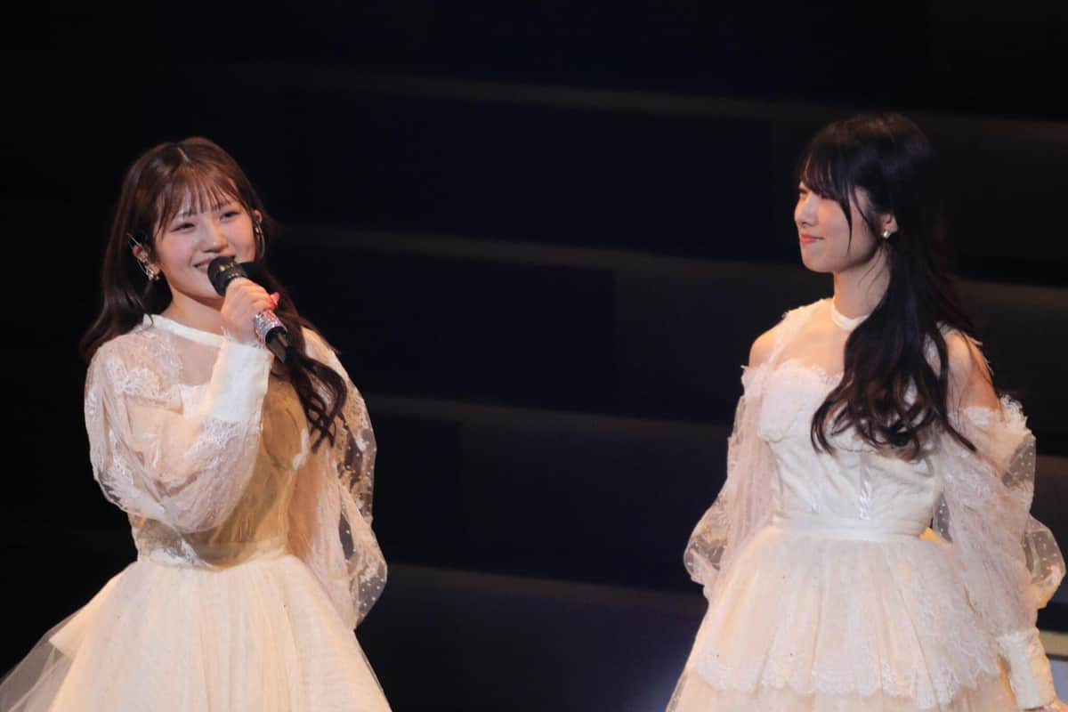 同期の岩立沙穂さん（右）と「あの頃のスニーカー」