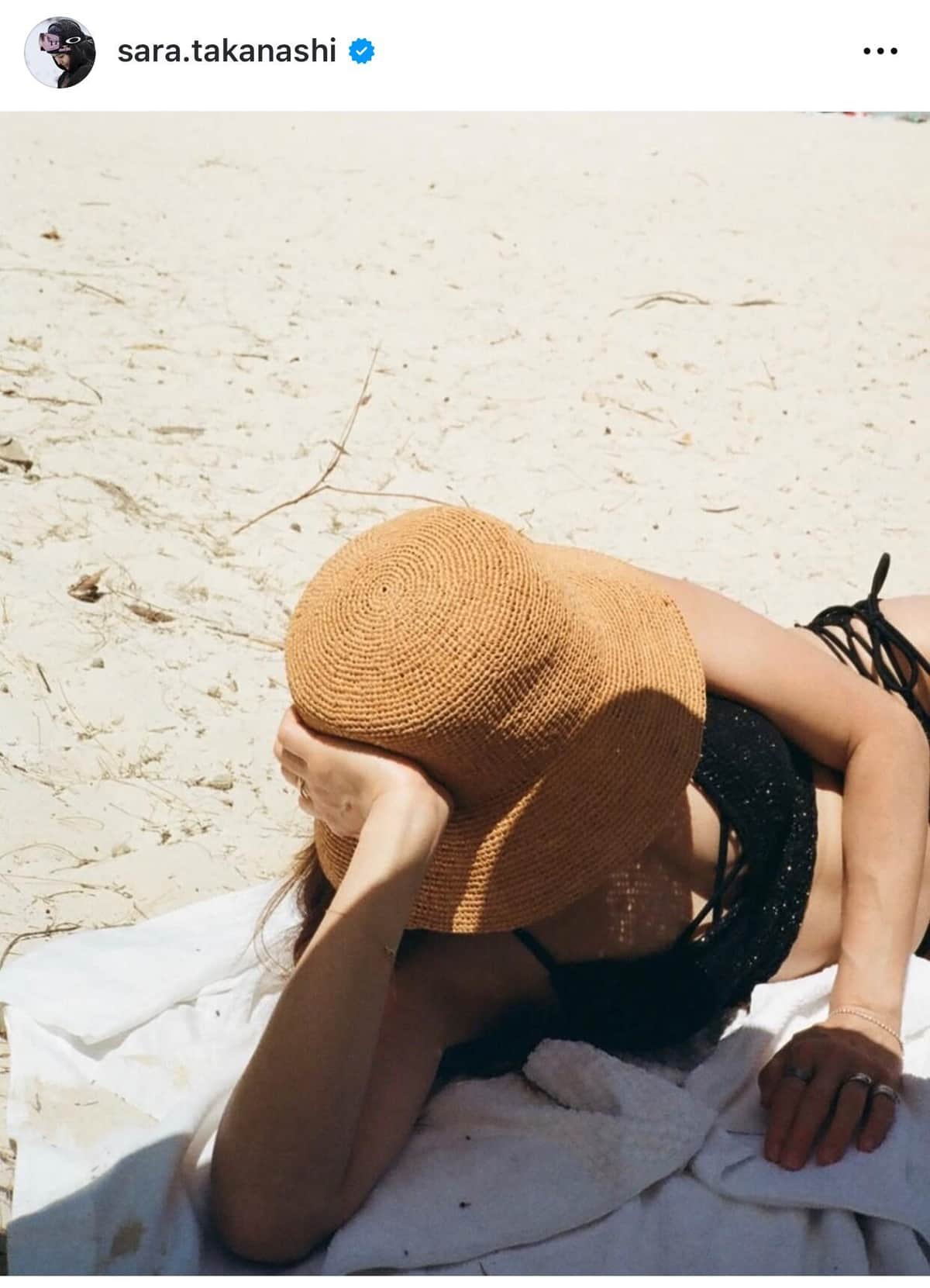 SNSに投稿された水着姿の写真（高梨のインスタグラムより）