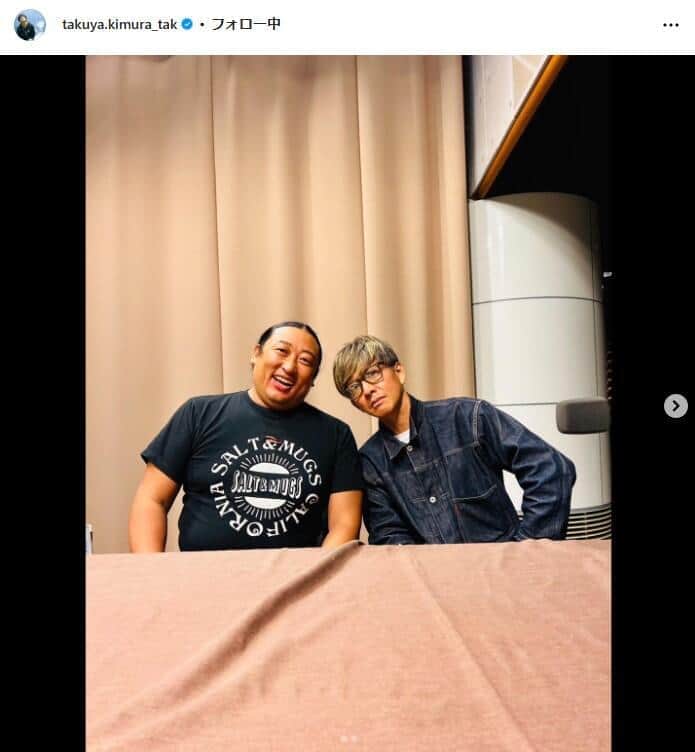 木村拓哉、人気芸人と「大爆笑な時間！」　ウィンク×腹出しポーズで寄り添う2人...オフショ披露