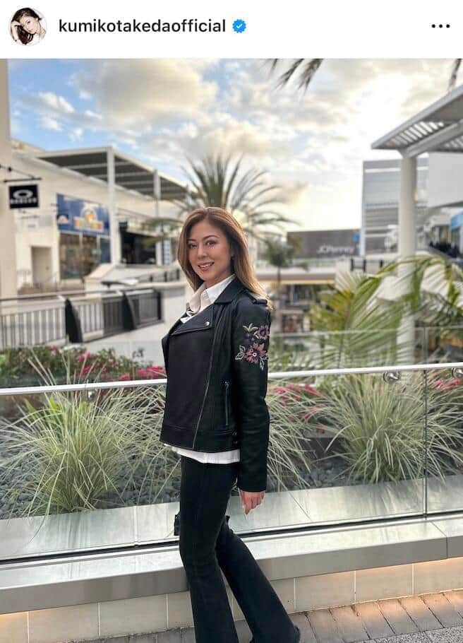 武田久美子56歳、美脚すらりなミニ丈×厚底ブーツコーデで圧倒　「まるで姉妹？」美人娘と2ショ披露