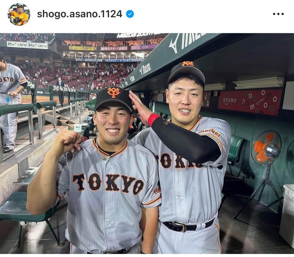 浅野と岡本の2ショット（浅野のインスタグラムより）