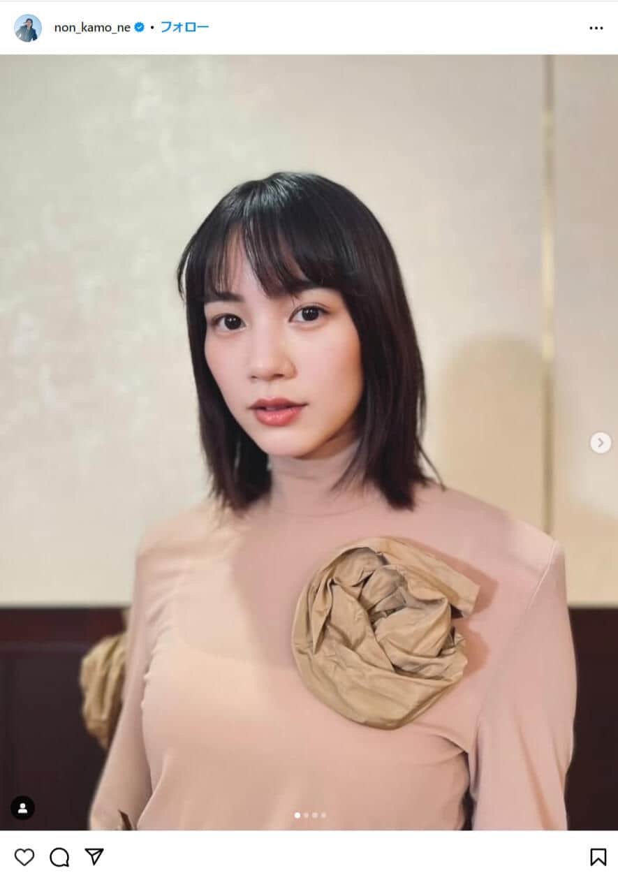 「ストッキング服にいっぱい」？　のん、大先輩俳優と2ショットも衣装に注目「デザイン特殊過ぎる」