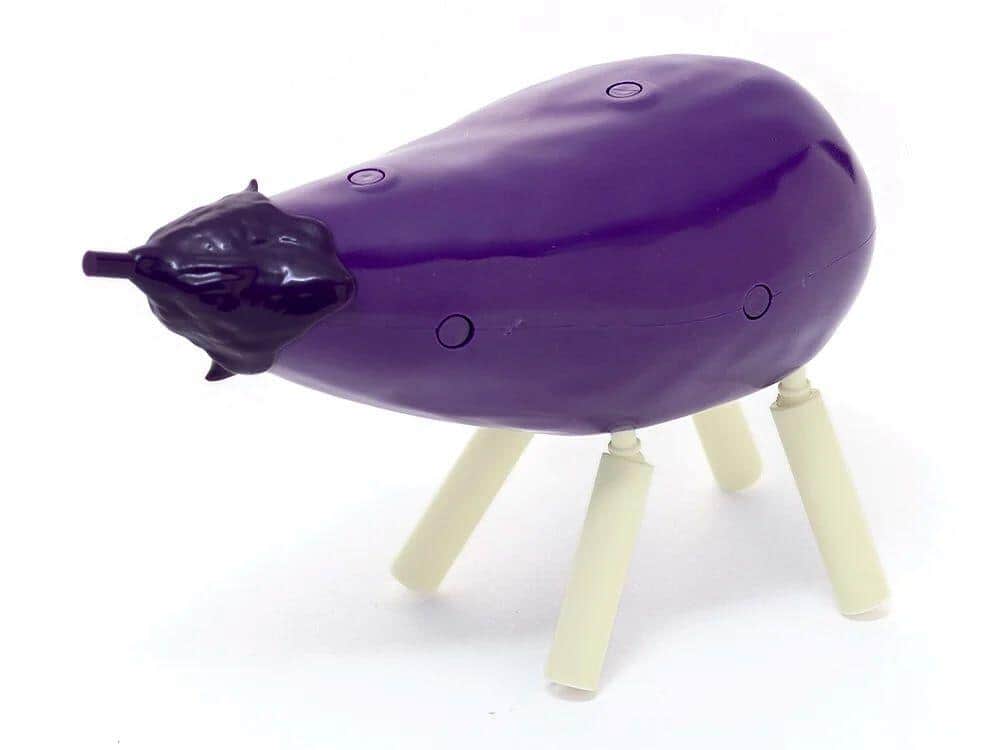 秋東精工の「精霊馬プラモ キュウリとナス」（塗装済みの完成見本。実際の商品とは異なる）