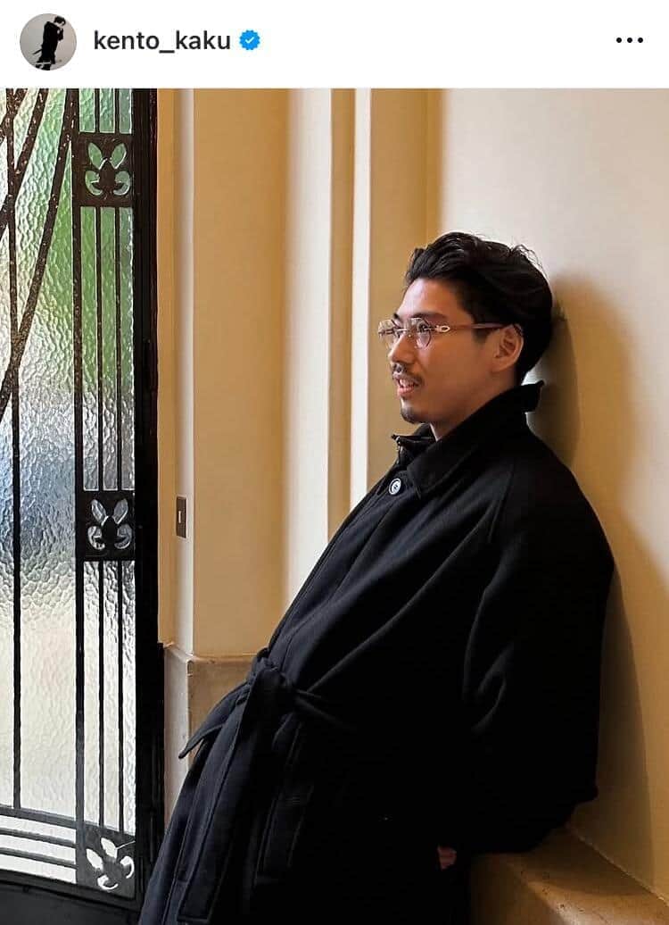 「筋肉モリモリ」賀来賢人、海外の路地で...白Tシャツの自然体ショットに反響「カッコよすぎ！」