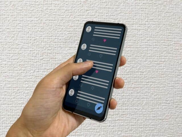SNSフェイク情報にだまされやすい高齢者の特色　テレビ見て新聞読む人にも落とし穴