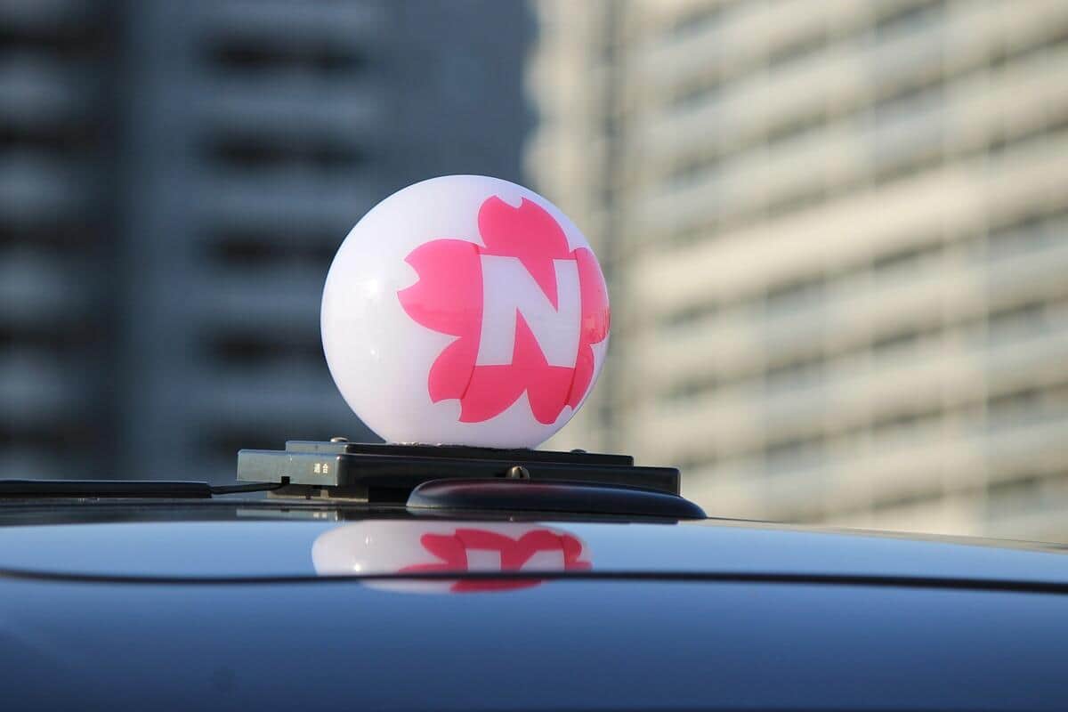 幸運のタクシーの「行灯（あんどん）」（日本交通提供）