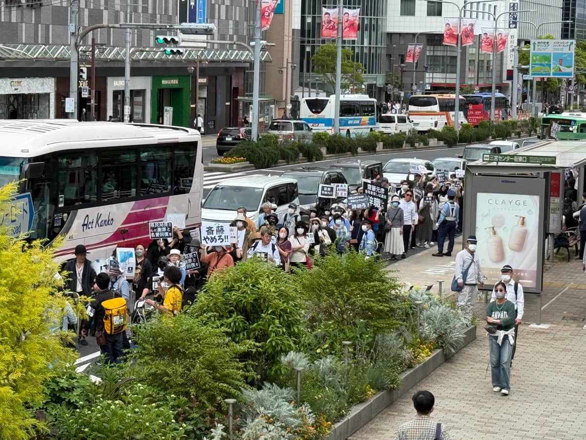 神戸市の中心街、三宮を練り歩くデモの参加者
