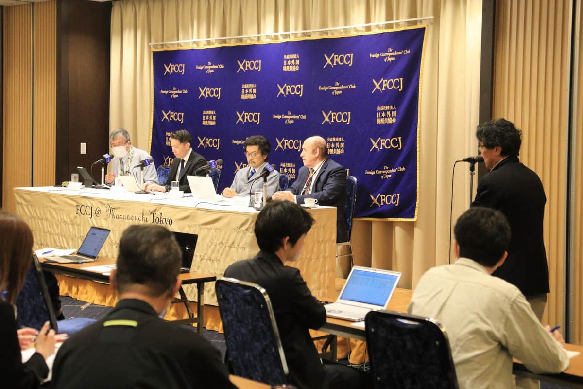 記者の質問を受ける映画監督の園子温氏（壇上右から2番目）