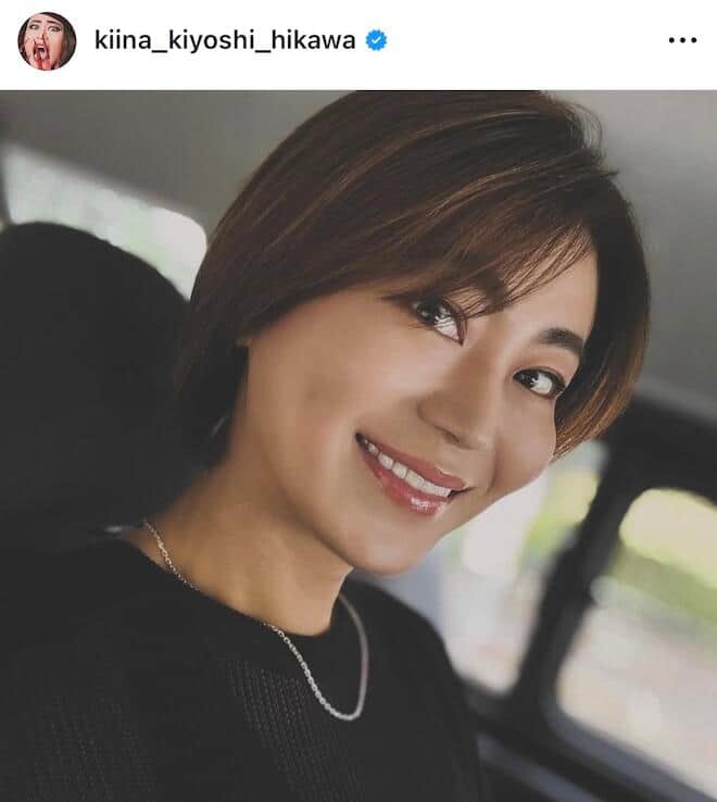 国民的スター・氷川きよし、美脚あらわショーパン姿で帰郷　自然体な表情も隠しきれない圧巻オーラ