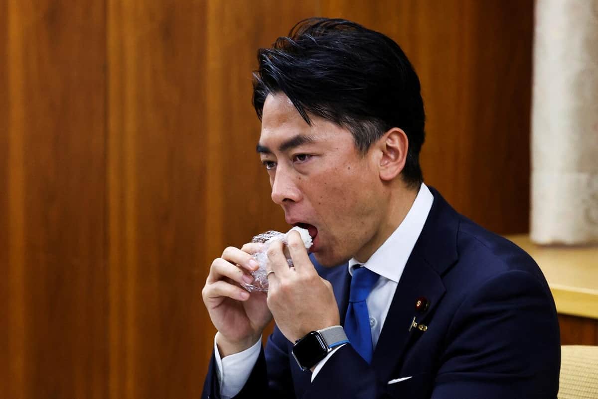 備蓄米の試食会でおにぎりを食べる小泉農相（写真：ロイター/アフロ）