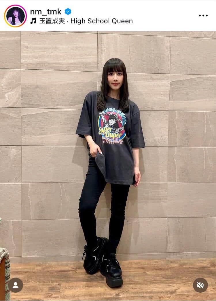 「パーフェクトバディー！」歌手・玉置成実37歳、美腹筋チラ見え「肩マッチョ逆三角形ボディ」にどよめき