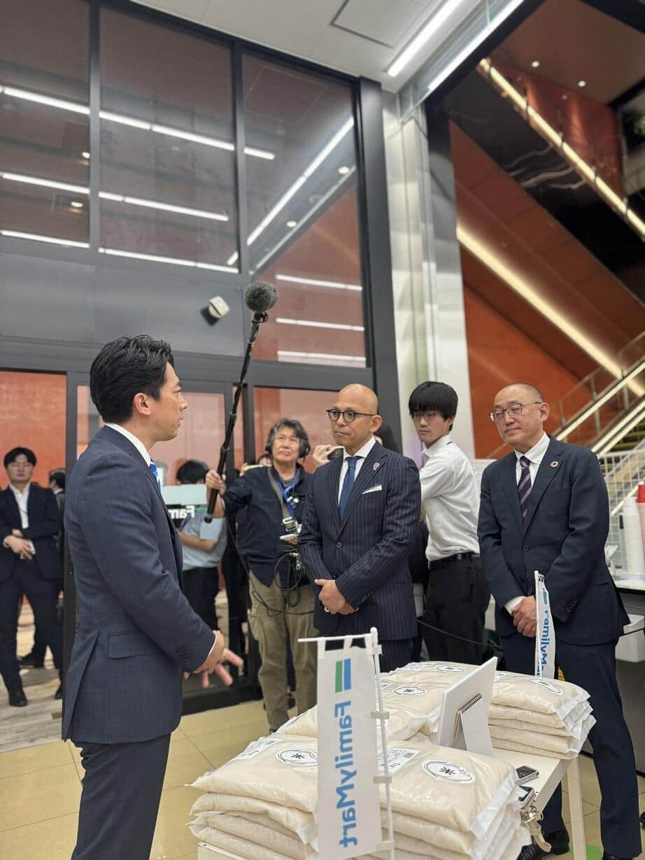 小泉進次郎農水相のX投稿写真、右から2人目が細見研介社長