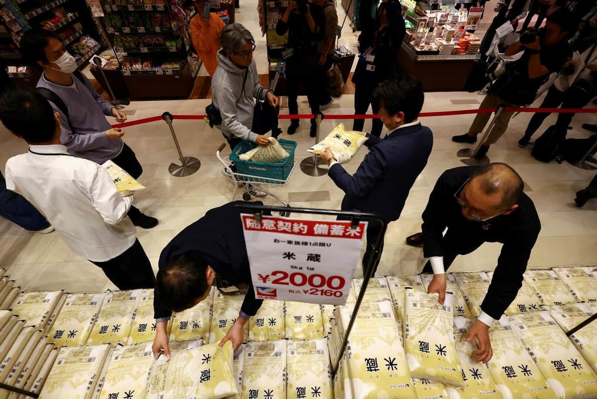 随意契約の備蓄米、店頭販売を開始（写真：ロイター/アフロ）
