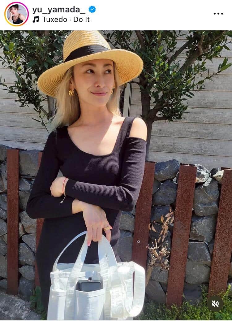 異次元の脚の長さに驚き...山田優40歳、ショーパン×ビーサン×サングラス「爆イケ」夏コーデがステキ