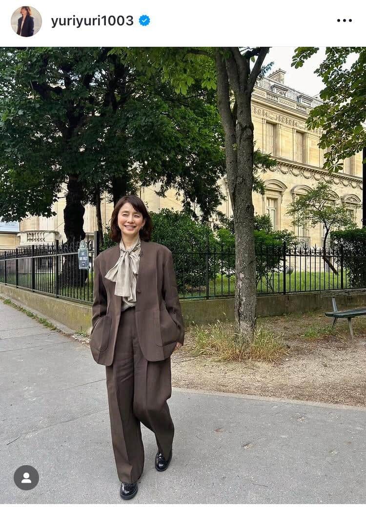 「す、凄い」石田ゆり子55歳、バランスボールにのって驚異の体幹トレ...「バランス感覚すごすぎ」