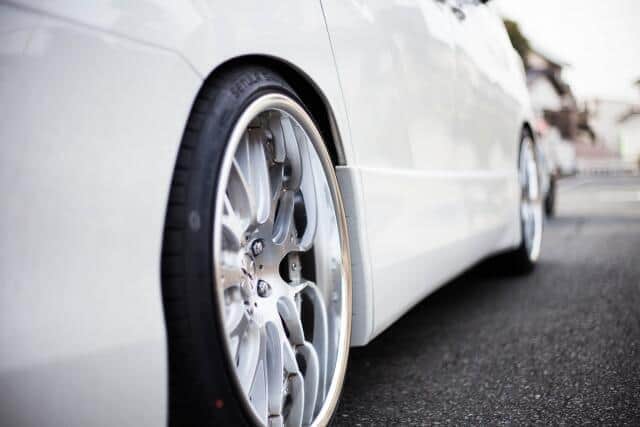 車高を下げた「ローダウン」のクルマ　やりすぎると車検に通らない