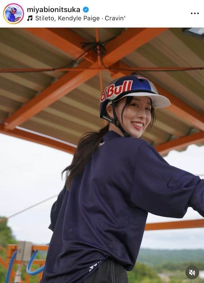 「めっちゃ可愛い」美女プロスノーボーダー鬼塚雅、サーファーに？　激レアなウェットスーツ姿に