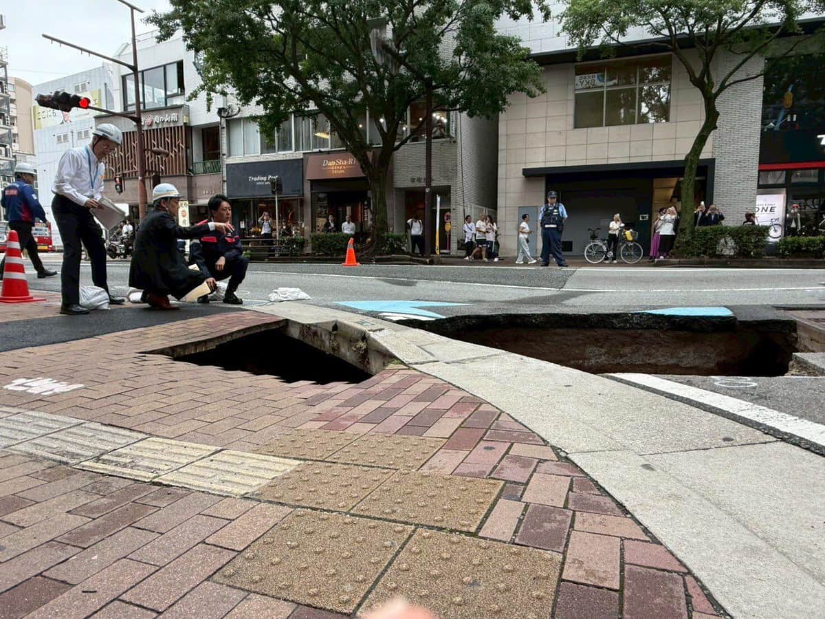 事故現場を視察する高島宗一郎市長（写真は高島市長のFBから）