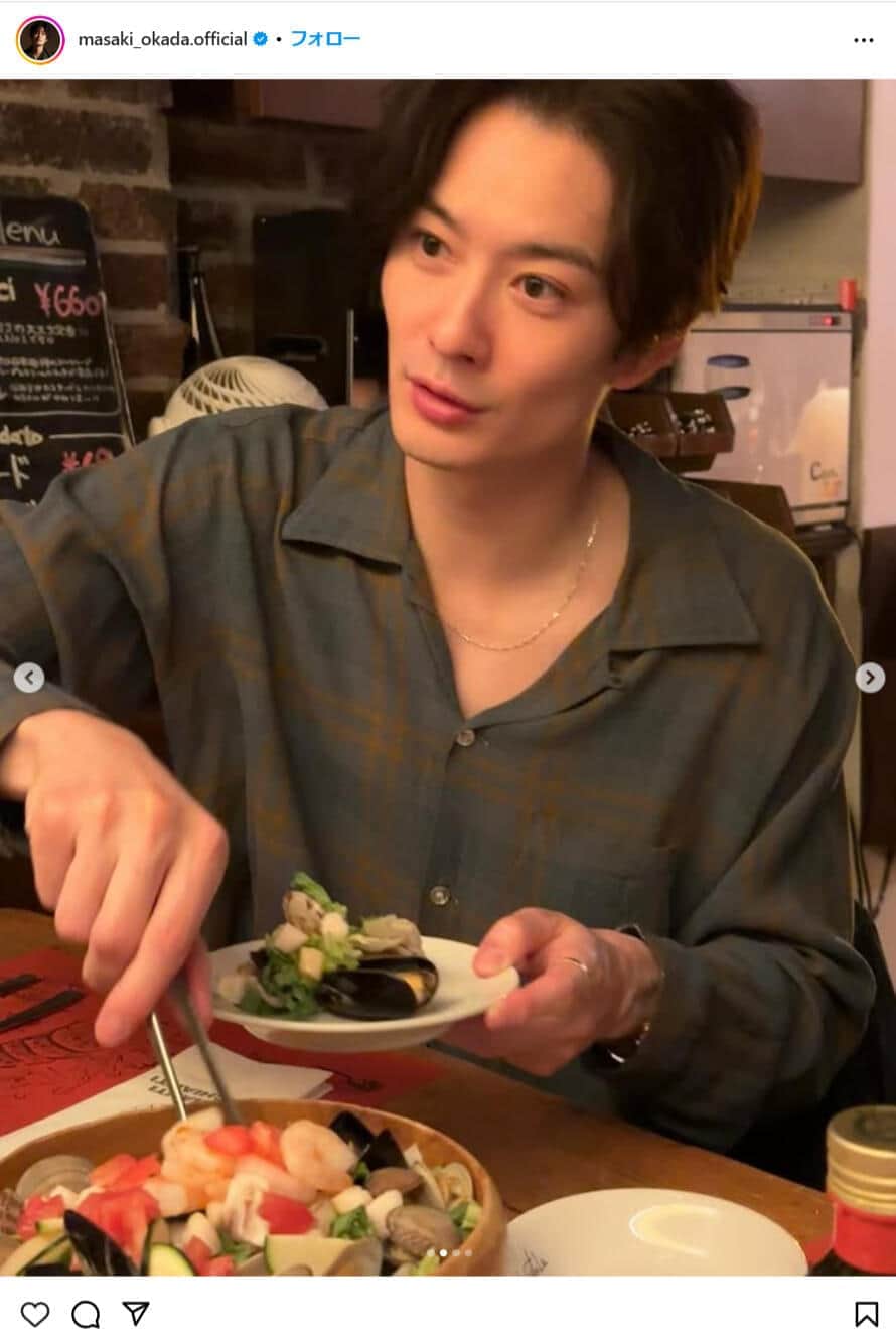 「結婚指輪してる？？？」岡田将生、リゾット皿持つ手に指輪きらり　左手薬指にファン注目「素敵です」