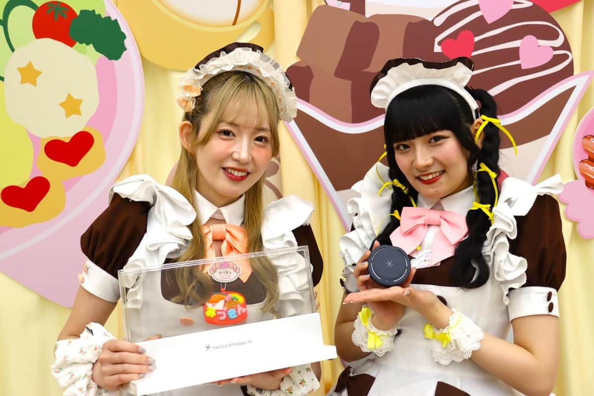 メイドのみづきんさんとこめこさん。手にしているのは「VUEVOディスプレイ」と、方向で切り分けて複数人の会話を認識するマイク