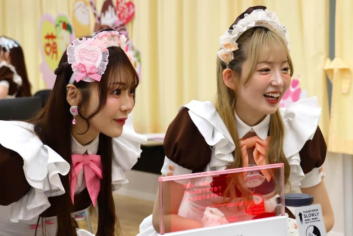 「VUEVOディスプレイ」を使ってメイドが参加者に「ご給仕」