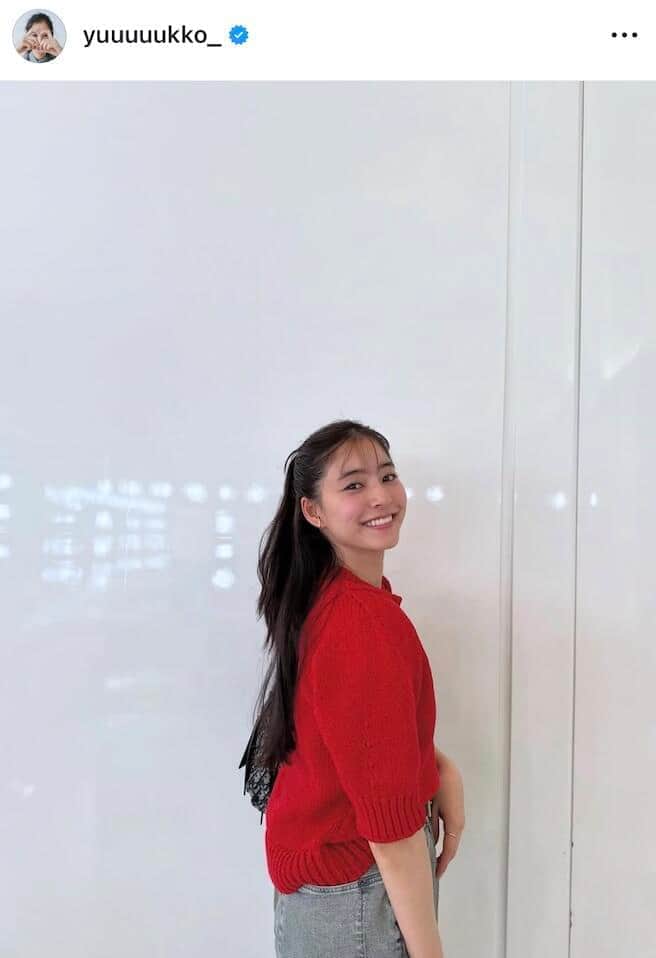 新木優子、「ウエスト細すぎる」涼しげなシャツコーデ　バハマの「思い出」ショット、笑顔がステキ