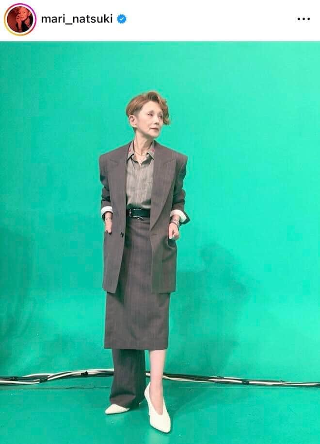 夏木マリ73歳、ネイビーのドレス×ピンヒール姿で圧倒的存在感　「カッコいい」「美し過ぎてため息」