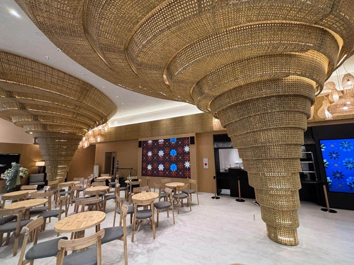 大阪・関西万博のインドネシア館。アムレックス（東京都港区）が取り扱う装飾面材「ViroSurface」が採用されている（同社リリースより）