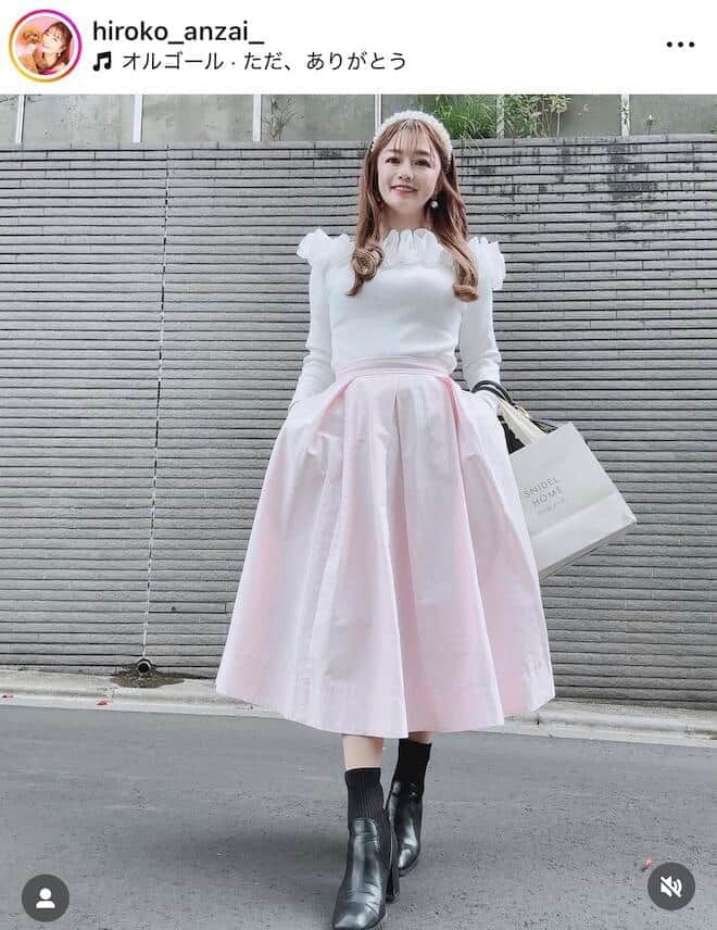 「お美しい」安西ひろこ46歳、神スタイル＆美脚あらわなミニ丈ワンピ姿　「激可愛すぎる」大絶賛