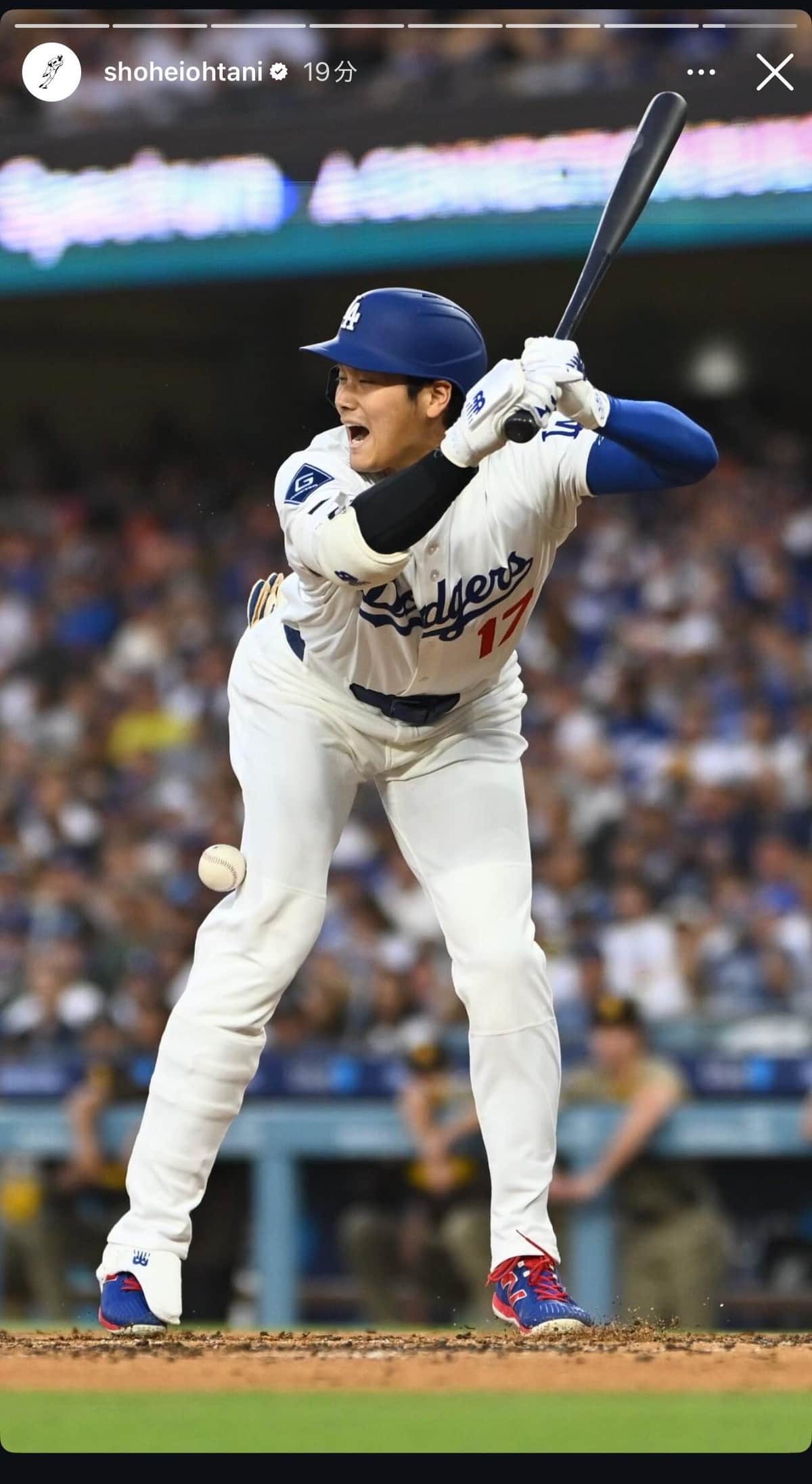 大谷翔平選手は、インスタグラムのストーリーズで右太ももにボールが当たった瞬間の写真している
